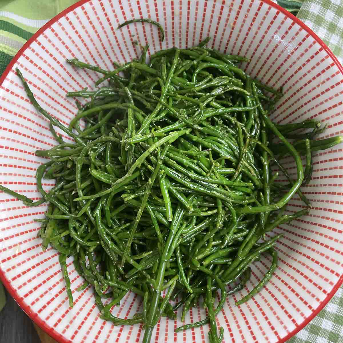 bowl of cooked samphire.