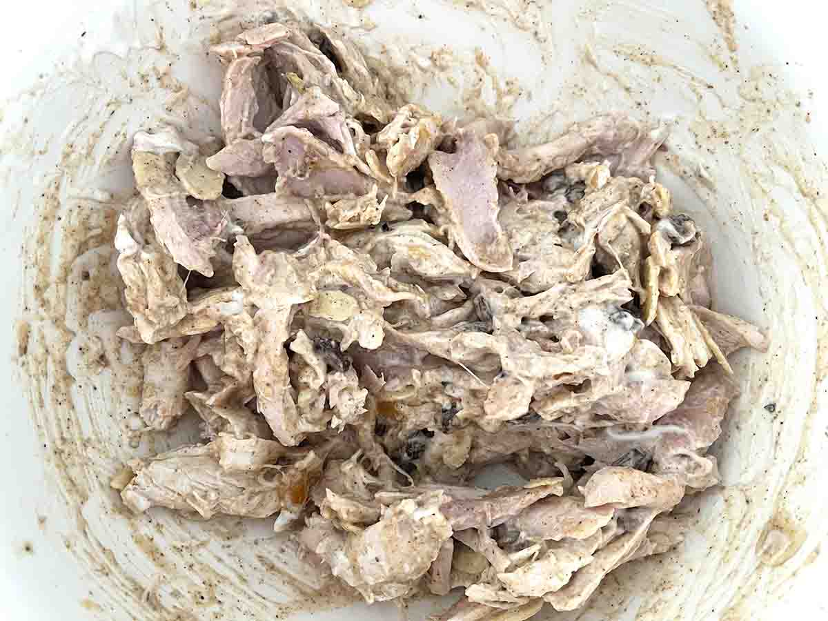 chicken mixed with mayonnaise.